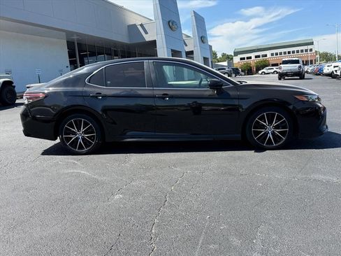 Used 2021 Toyota Camry SE FWD image 3