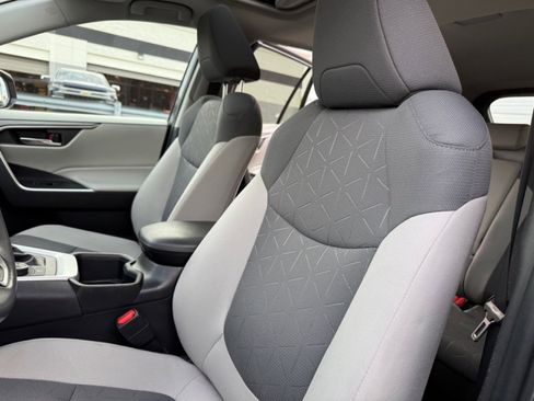 Used 2022 Toyota RAV4 XLE w/ Convenience Package image 24