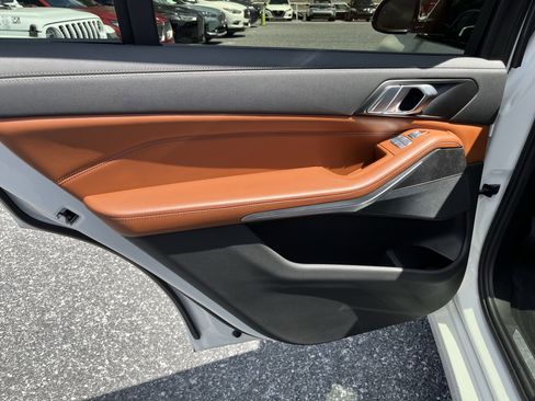 Used 2022 BMW X7 xDrive40i w/ Premium Package image 16