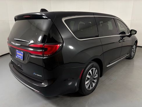 Used 2023 Chrysler Pacifica Limited image 8