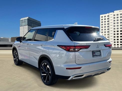 New 2025 Mitsubishi Outlander 4WD Plug-In Hybrid image 4