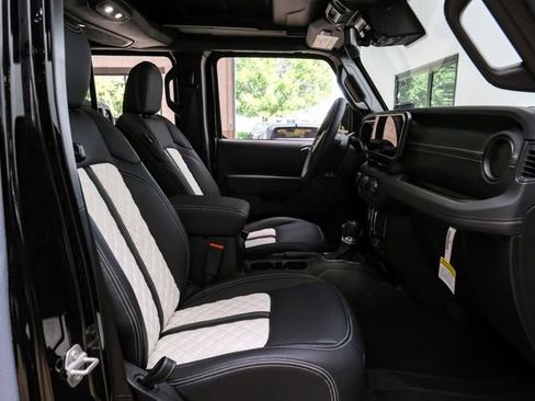 Used 2025 Jeep Wrangler Unlimited Rubicon w/ Technology Group image 56