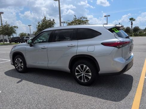 Used 2022 Toyota Highlander XLE FWD image 6