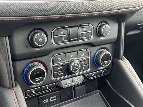 Used 2024 Chevrolet Suburban RST w/ Luxury Package image 31