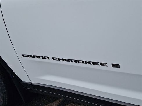 New 2025 Jeep Grand Cherokee Limited w/ Black Appearance Package image 20