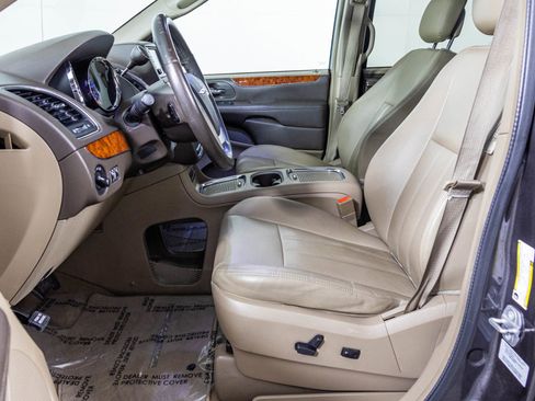 Used 2016 Chrysler Town & Country Touring-L w/ Driver Convenience Group image 26