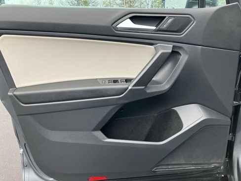 Used 2020 Volkswagen Tiguan SE w/ Panoramic Sunroof Package AWD/4WD image 16