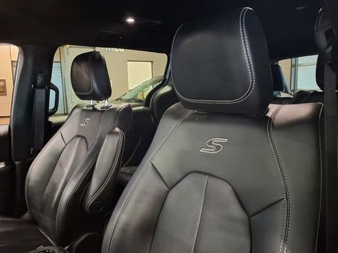 Used 2024 Chrysler Pacifica Select image 16