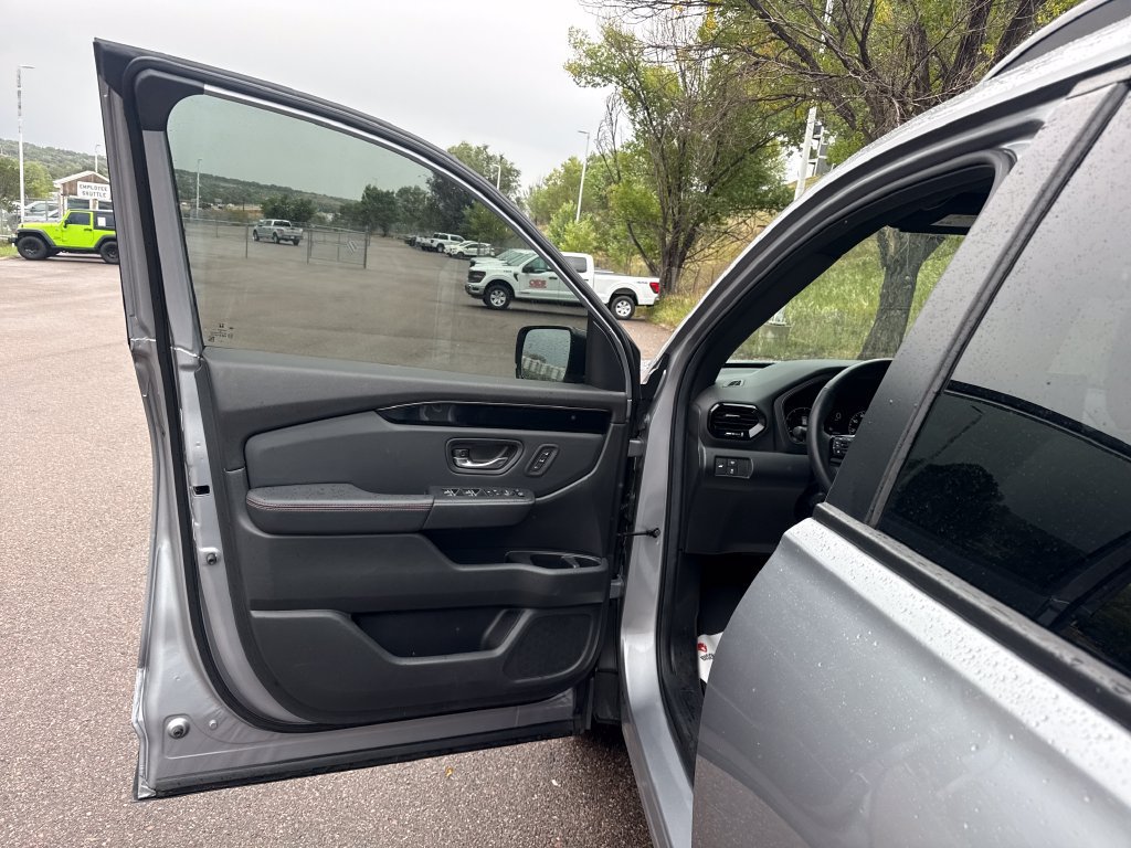 Used 2025 Honda Pilot TrailSport image 11