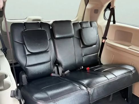 Used 2012 Dodge Grand Caravan SXT w/ UConnect Hands-Free Group FWD image 19
