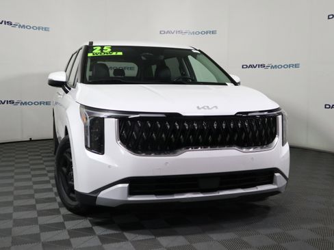 Used 2025 Kia Carnival image 2