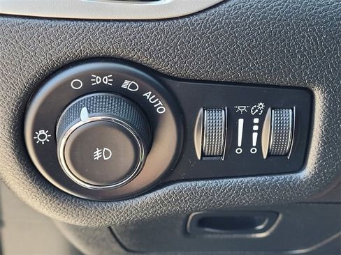 Used 2018 Jeep Cherokee Latitude Plus w/ Cold Weather Group image 21