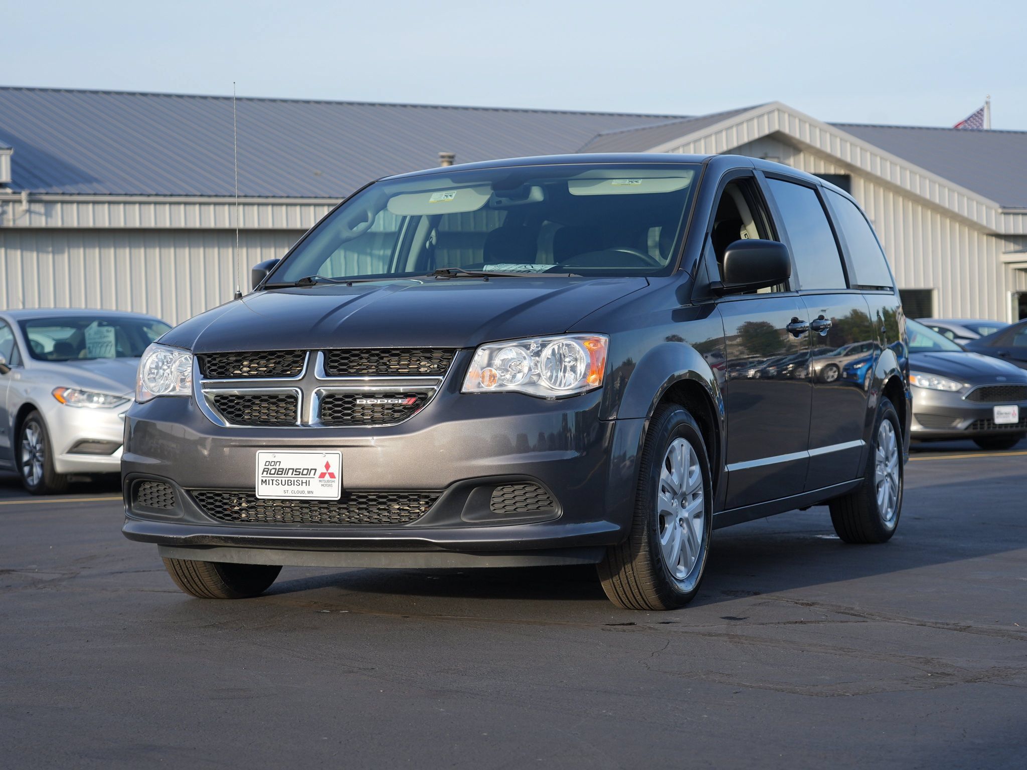 Used 2018 Dodge Grand Caravan SE w/ UConnect Hands-Free Group FWD image 8