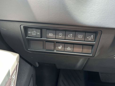 Used 2023 Toyota Tundra Platinum AWD/4WD image 22