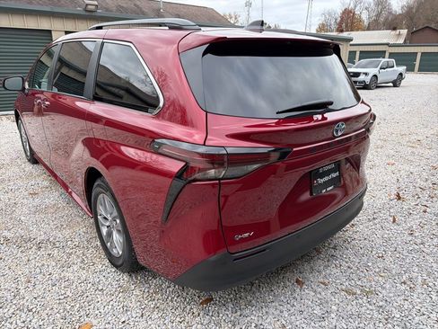 Used 2025 Toyota Sienna XLE image 3