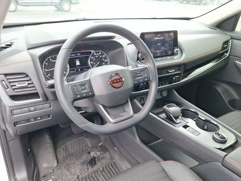 Used 2025 Nissan Rogue SV image 5