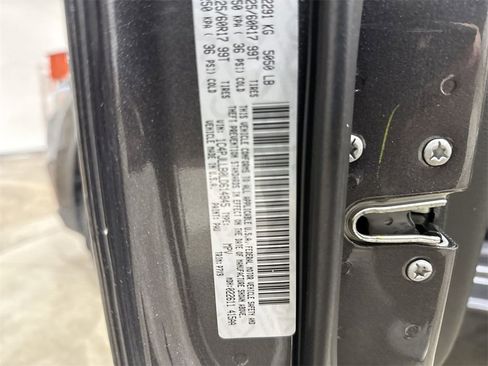 Used 2020 Jeep Cherokee Latitude Plus image 27