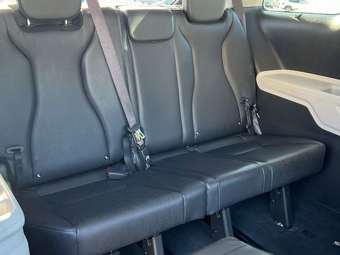 Used 2024 Kia Carnival EX image 15