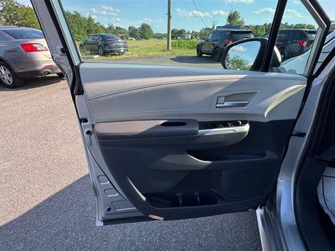 Used 2023 Toyota Sienna XLE AWD/4WD image 30