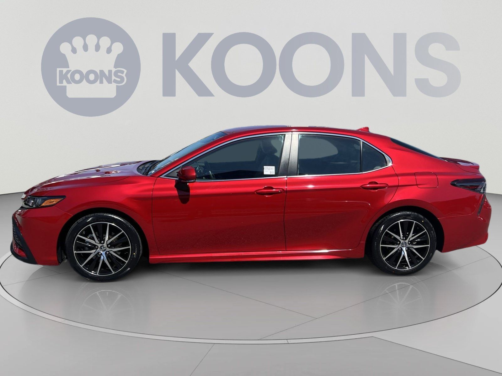 Used 2022 Toyota Camry SE FWD image 2