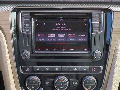 Used 2017 Volkswagen Passat 1.8T SEL Premium image 17