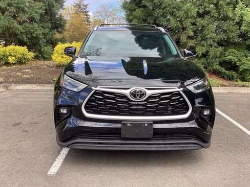 Used 2023 Toyota Highlander XLE AWD/4WD image 16