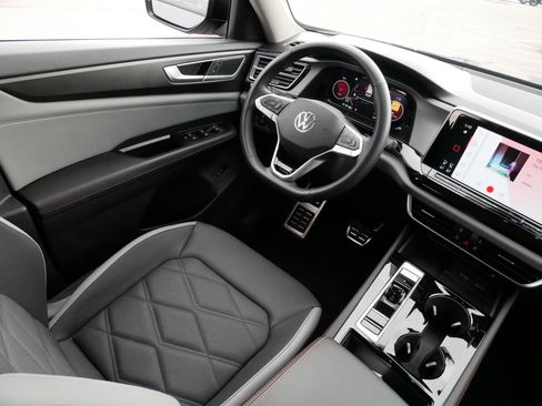 Certified 2024 Volkswagen Atlas Peak Edition SEL image 9