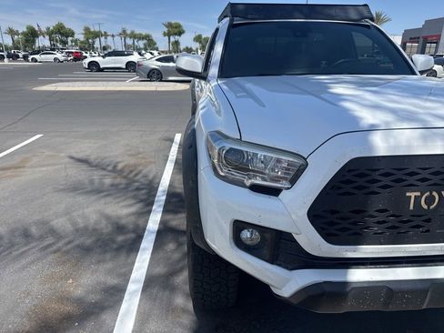 Used 2018 Toyota Tacoma TRD Off-Road w/ Technology Package image 3