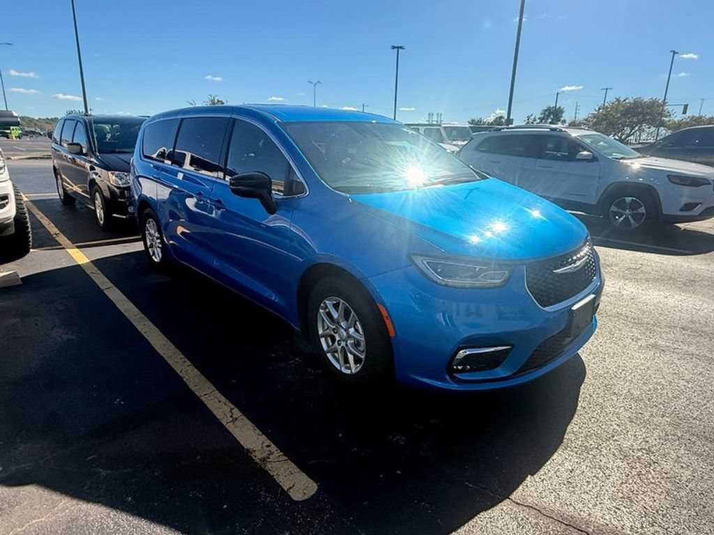 Used 2026 Chrysler Pacifica Select FWD image 4