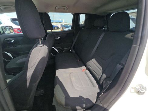 Used 2018 Jeep Renegade Latitude FWD image 13