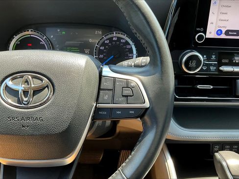 Used 2023 Toyota Highlander LE FWD image 24