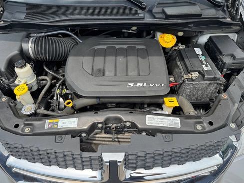 Used 2016 Dodge Grand Caravan SXT image 25