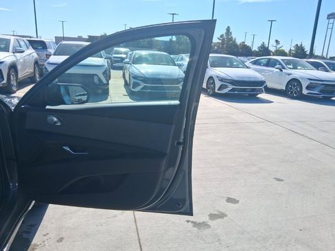 New 2025 Hyundai Elantra Limited image 10