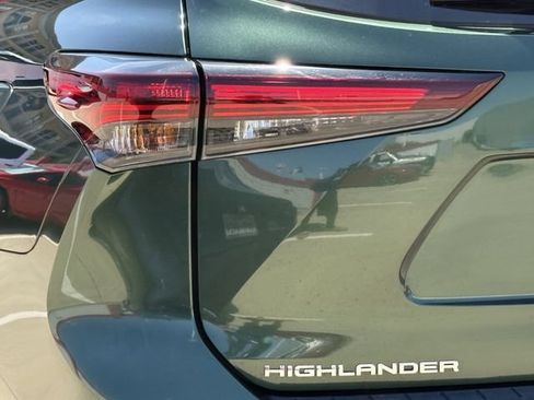 Used 2024 Toyota Highlander Limited FWD image 6