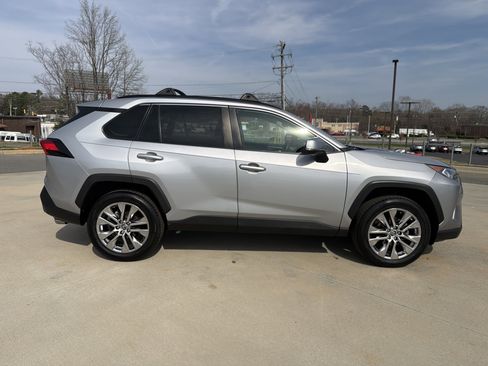 Used 2021 Toyota RAV4 XLE Premium image 11