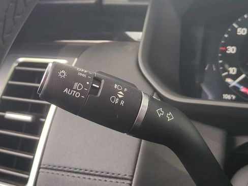 Certified 2025 Land Rover Discovery S image 27