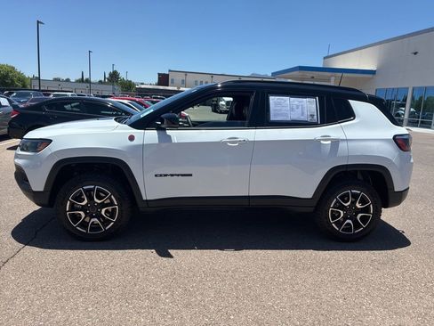 Used 2025 Jeep Compass Trailhawk AWD/4WD image 2