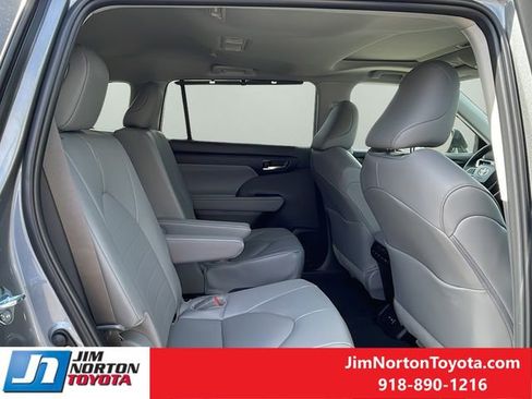 New 2026 Toyota Highlander XLE image 17