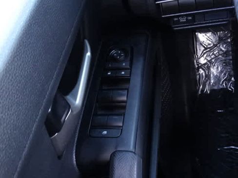 Used 2025 Toyota Tacoma TRD Sport image 40