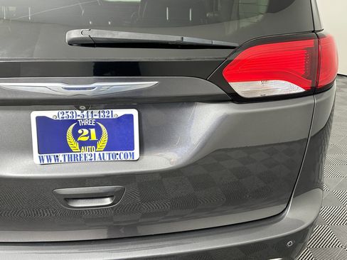 Used 2017 Chrysler Pacifica Touring-L image 14