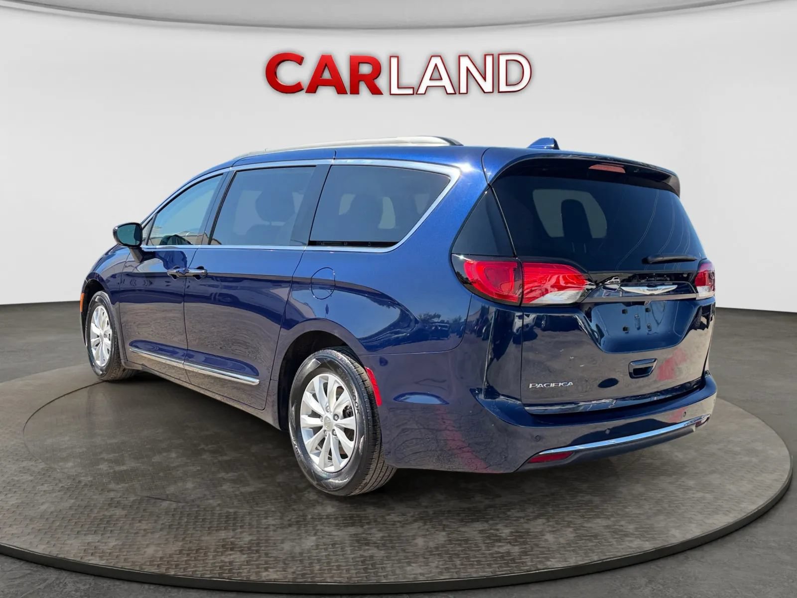 Used 2017 Chrysler Pacifica Touring-L FWD image 4