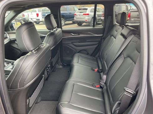 New 2025 Jeep Grand Cherokee Limited w/ Black Appearance Package AWD/4WD image 16