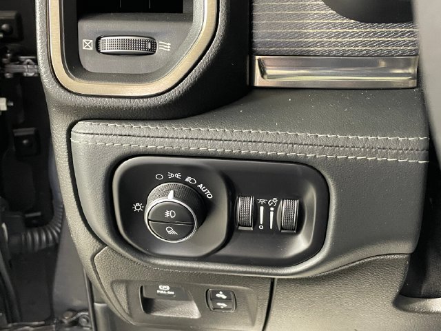 Used 2019 RAM 1500 Limited AWD/4WD image 11