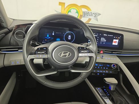 Used 2025 Hyundai Elantra Limited FWD image 14