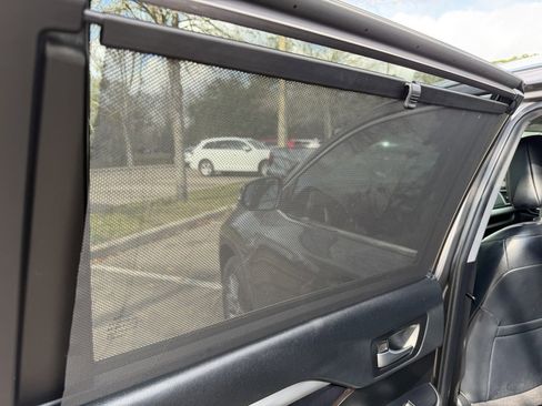 Used 2019 Toyota Highlander XLE image 18