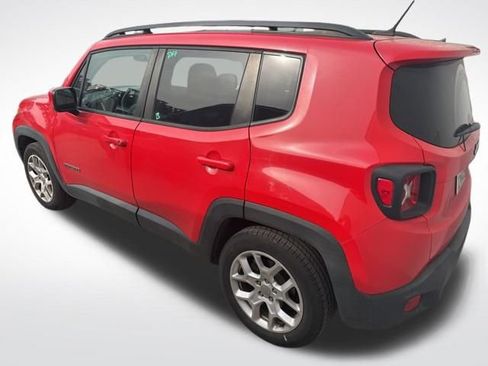 Used 2017 Jeep Renegade Latitude w/ Popular Equipment Group image 4