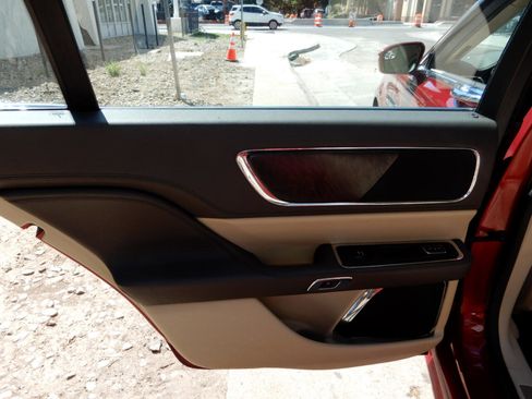 Used 2018 Lincoln Continental Premiere image 16