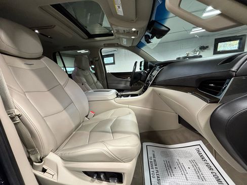 Used 2020 Cadillac Escalade Premium Luxury image 14