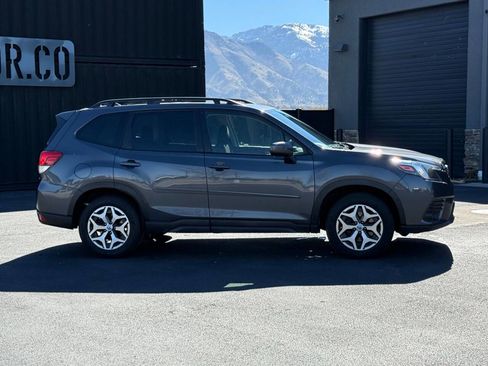Used 2022 Subaru Forester Premium image 3