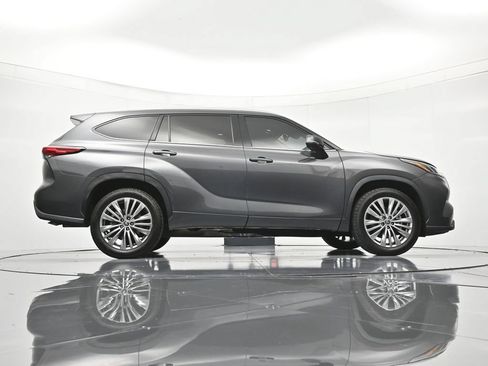 Used 2023 Toyota Highlander Platinum FWD image 41